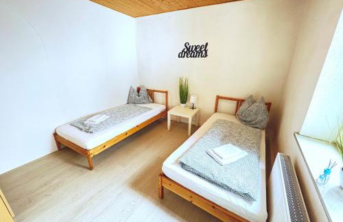 I Apartment 17 Personen - Monteurzimmer - Ferienwohnung, Großköllnbach - Foto 1