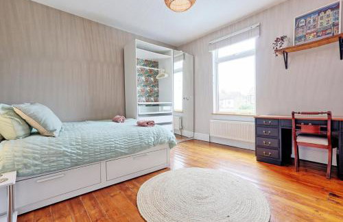 Beautiful 5 bed house, relaxing garden and driveway parking 10 min to the beach - Foto 51