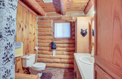 Rhinelander Waterfront Cabin with Deck and Fire Pit! - Foto 13