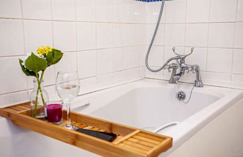 Fabulous Stay - 4 Bedroom House, sleeps 9, ideal for Business and Contractors, Free parking - Foto 14