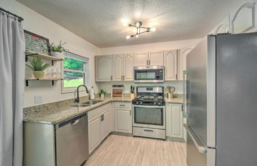 Lakefront Townville Gem with Boat Dock and Kayaks - Foto 9