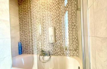 Spacious 3 Bedroom House - 5 Minutes to the nearest Beach! - Great Location - Garden - Parking - Fast WiFi - Smart TV - Newly decorated - sleeps up to 7! Close to Poole & Bournemouth & Sandbanks - Foto 21