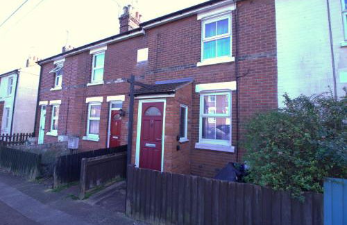 Stylish & Cosy Stay 2-Bed House Train Station Hospital Garden Fast WiFi - Foto 21