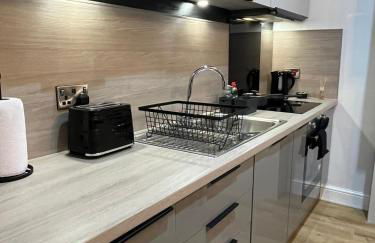 Perfect 1 Bed Apartment - Central with Parking, WiFi, TV, Desk - Foto 13