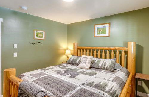 Deck with Hot Tub Ashton Cozy Cub Cabin - Foto 15