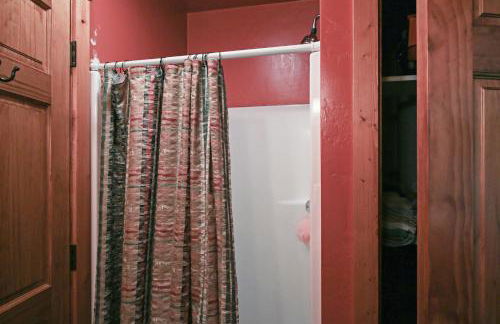 Secluded Birnamwood Cottage with Deck and River Views! - Foto 11