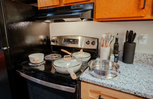 The Orange Lounge - 8 min to KU & Mass - Photo 28