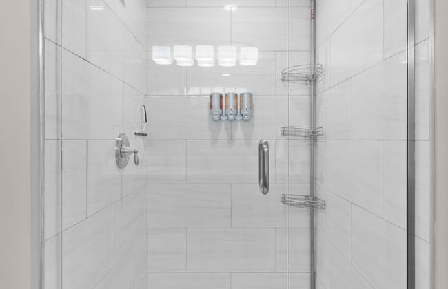 Bright Urban Comfort | JZ Vacation Rentals - Photo 38