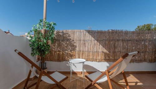 Urban Charm Rooftop Apartment with Vista - Photo 5