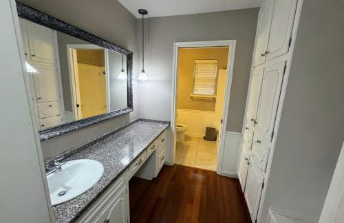 4-Bedroom Home with Private Pool in Euless - Foto 15