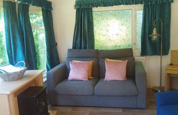 Postwood Gardens Balmoral Country Cabin - Photo 23