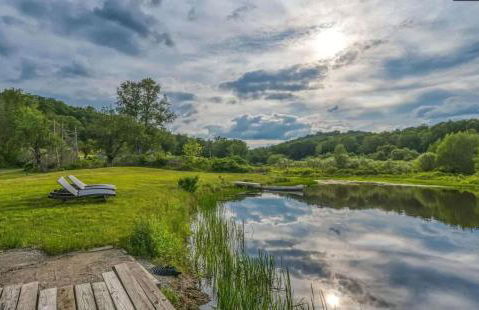 Chic Renovated Chalet with Private Pond - Foto 1