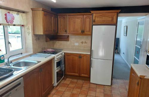 Waterside Cottage - Sleeps 11 on Grand Union Canal - Photo 7