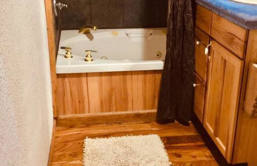 A Lovely Cabin House at Way Woods Retreat with Outdoor Hot Tub! - By Sacred Hub MGMT - Foto 13