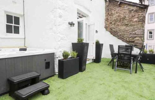 Bank Chambers in Bowness with Hot Tub and Lake Access - Photo 8