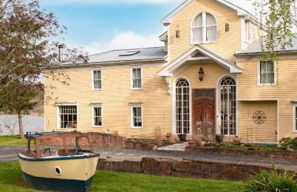 Historic & Secluded Estate on the Hudson River w/ Pool Sleeps 24 River House by Avantstay - Foto 101