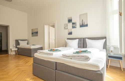 KAISER 02 by ROCKCHAIR Apartments l SUPERHOST Status l 3 Bedrooms Boxspringbeds 2 Bathrooms l Cozy Family & Business Flair 155 sqm 3 Balcony 2nd Floor Elevator up to 10 guests welcomes you! - Foto 37