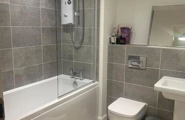 Lovely 2 bedroom home, free parking, 6 mins from airport - Foto 4