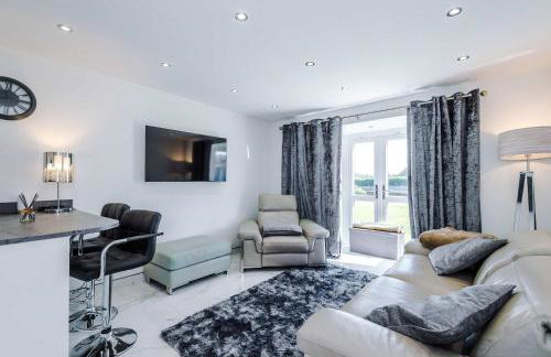 Modern 1BR Apartment in Whitefield, Manchester with Private Parking - Foto 1