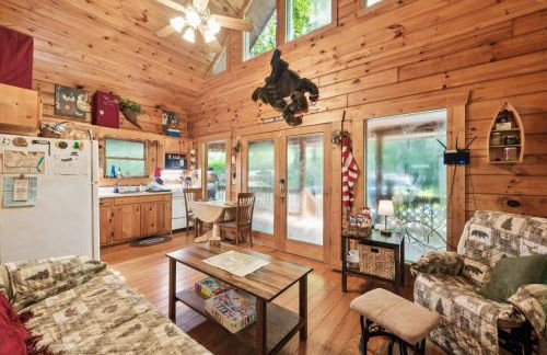 Cozy Creekside Cabin with Wraparound Porch home - Foto 12