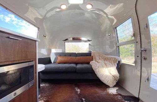 Restored Beautiful Airstream Fully Equipped with Incredible Outdoor Living in Texas - Foto 27