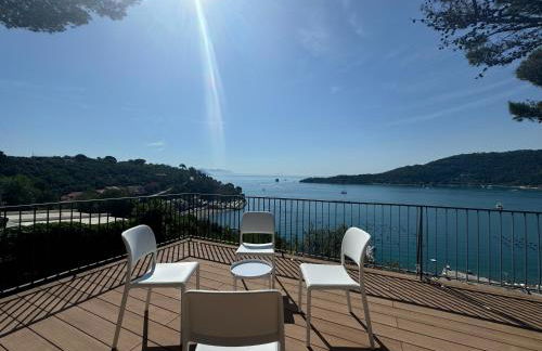 Modern and Elegant apartment with a spacious sea view terrace overlooking Palmaria Island Bright designer interiors Fully equipped Up to 6 guests Private parking Aircon All the comforts for a perfect stay - Foto 48