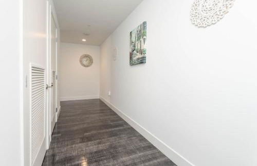 Stylish 3BR High-Rise with Pool, Hot Tub & Rooftop Views - Foto 30