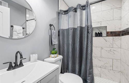 Charming Home Parking, Sleeps 10, WFH Space - Foto 11