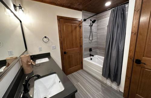 3BR+Loft Modern Mountain Retreat w Hot Tub - Foto 28