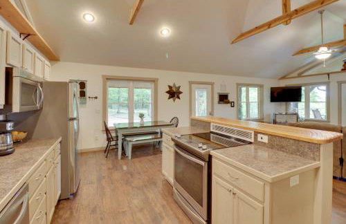 Bullfrog Bluff Mountain View Cabin with Deck! - Foto 9