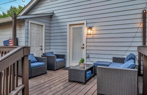 Fully Furnished Bungalow with Deck Near City Center - Foto 27