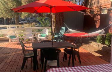 Spacious cozy chalet huge deck over seasonal creek - Foto 2