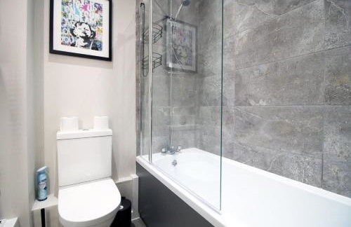 Elegant 2BR w/ Pool Table in Prime Location - Foto 34