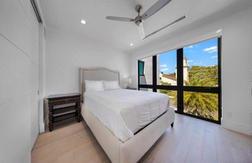 LVS Villa Blanco 5BR Coastal Oasis with Rooftop Sunset Deck Heated Pool Spa & Walk-to-Beach Access - Foto 47