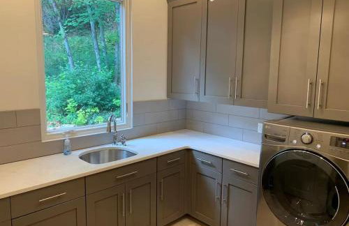 25-Bed, Amenity-Rich Estate in a Private Forest - Foto 42