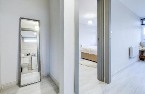 Modern 2 Bed in High Wycombe by ARP Homes, Ideal for Families or Business, Free Parking - Foto 3