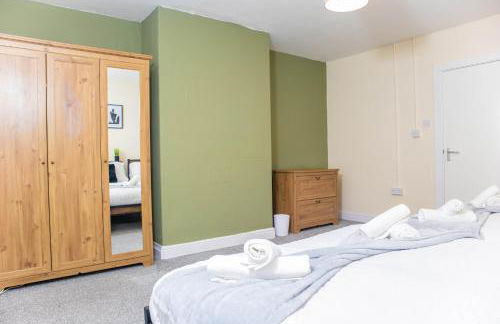 3 Bedroom House - Free Parking-Hospital-Contractors-Families - Long Stay Rates Available - Photo 12