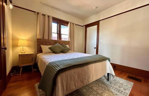 *Boho Bungalow-King-Backyard-Full Kitchen-W/D* - Foto 7