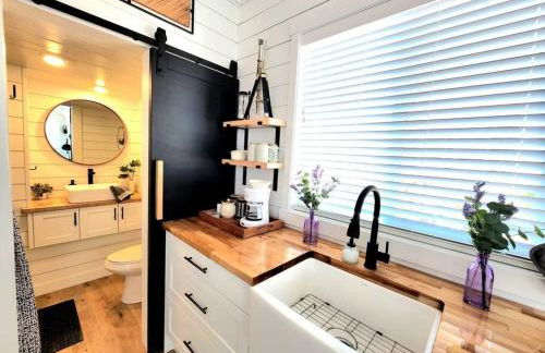 NEW Nook Tiny Home with Deck Firepit Skylights - Foto 14