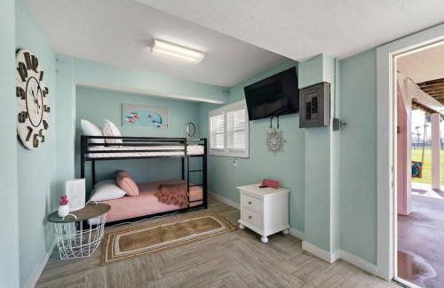 Coastal bungalow with huge yard, comfy deck and close to beach - Foto 20