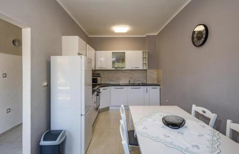 2 Bedroom Nice Apartment In Viskovo - Foto 4