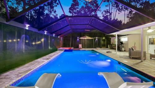 Lux Fam Private Resort Pool Spa, 2 Private Pickleball Courts, Basketball, Ping Pong Table, Mini Golf, Close To Beach & Dining Home Sleeps 8 - Foto 3, sunbed