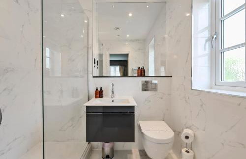 Large Comfortable & Private Home in Fetcham - Pass the Keys - Foto 20