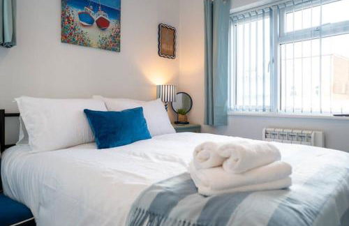 The Little Blue House by Sheppey Stays -Cosy 2BR Blue House - Near Docks with Parking - Foto 36