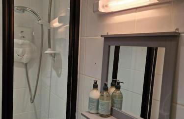 The Nook- Cotswold guest room - Photo 11