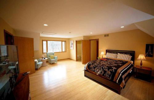 Stately Luxury Vacation Rental with a Private Hot Tub near Brown County State Park, Indiana - Foto 25