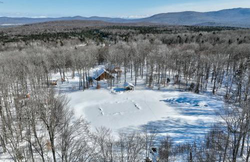 Secluded 2BR Cabin w Hot Tub, Pond, Trails, WiFi - Foto 6