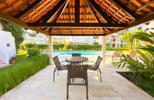 Apto estilo casa em condomínio com piscina na beira da praia - Foto 31