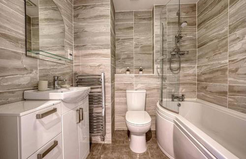 Solihull 2-Bed Flat with Parking-Ideal for Contractors, Business, Long Stays - Photo 15