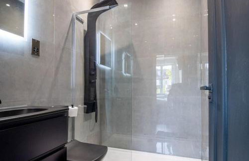 Luxury 4-Bedroom High-End Home, Includes Jacuzzi and Pool Table - Foto 49